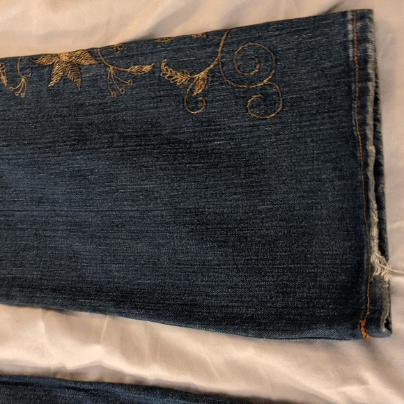 Gold Floral Embroidered Jeans, 31x34 BLU JEANIOUS. - Picture 6 of 11